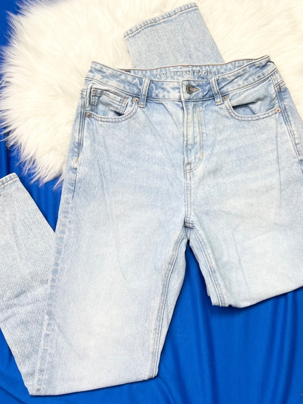 👖|•AMERICAN EAGLE•| High Rise 'Mom Jean' Strigid Denim Size 4👖 - Picture 2 of 8